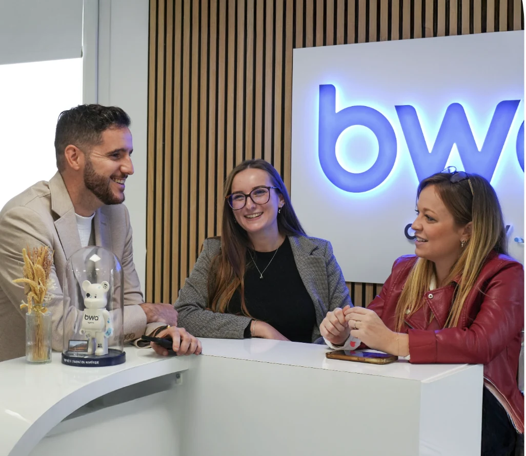 Des membres de BWA échangent autour d’une table à l’agence