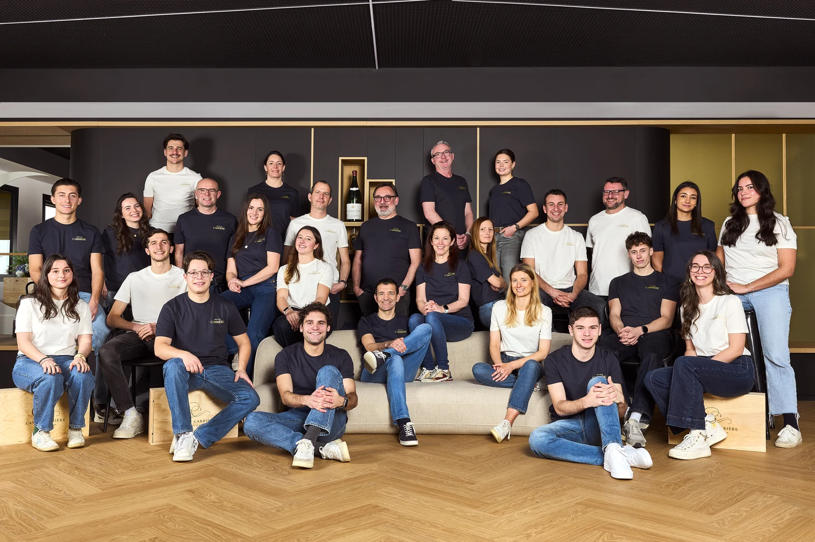 L’équipe Caves Carrière réunie dans la salle prestige, photographie publiée par le caviste.
