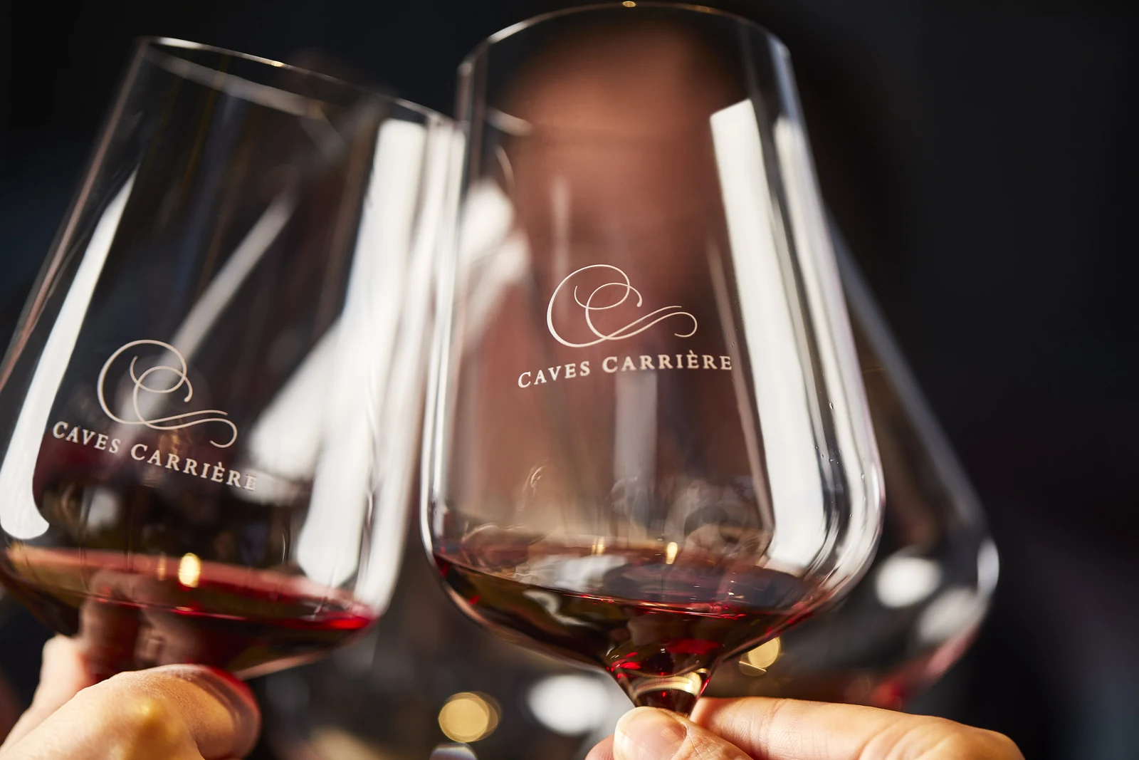 Verres gravés au nom de Caves Carrière lors d’une dégustation.