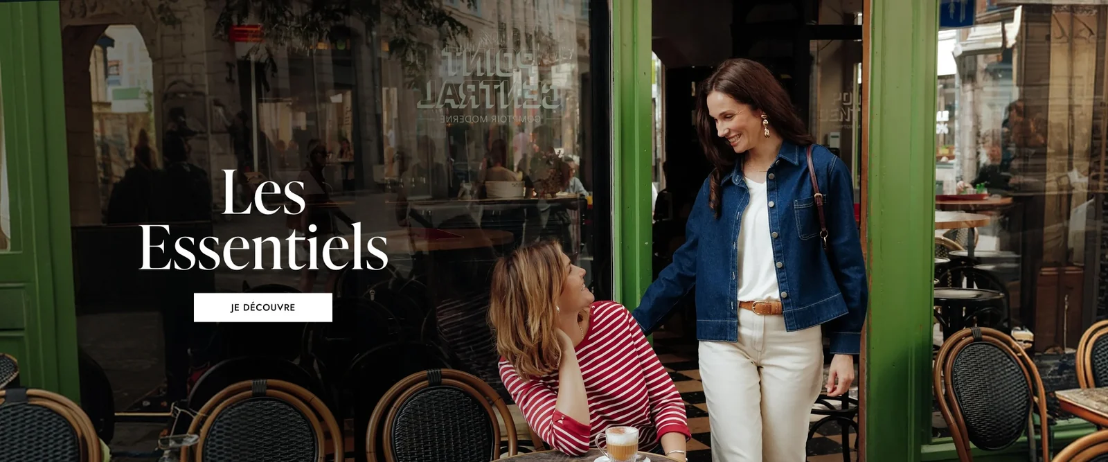 Campagne Les Essentiels de Christine Laure montrant deux femmes à la terrasse d’un café.