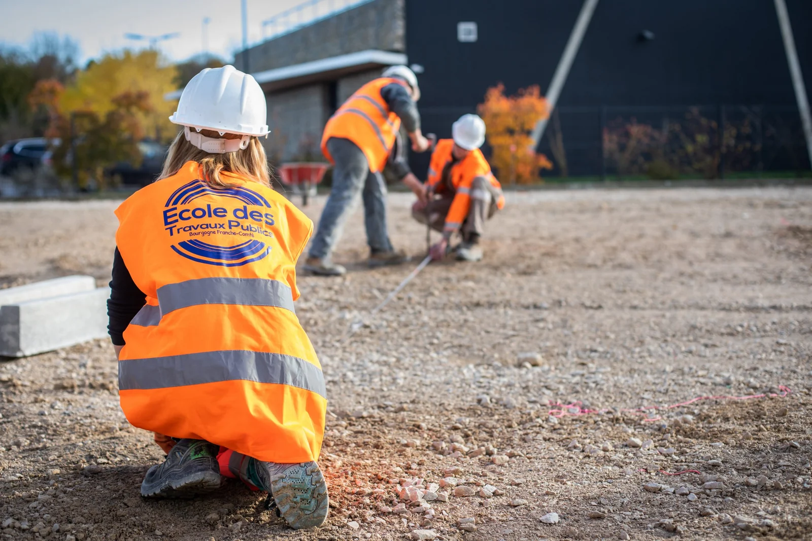 Apprentissage sur chantier, vêtements haute visibilité