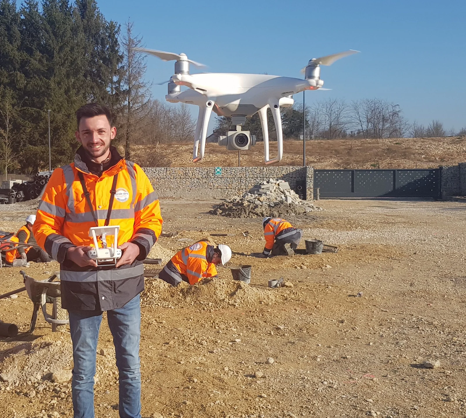 Étudiant en extérieur avec un drone