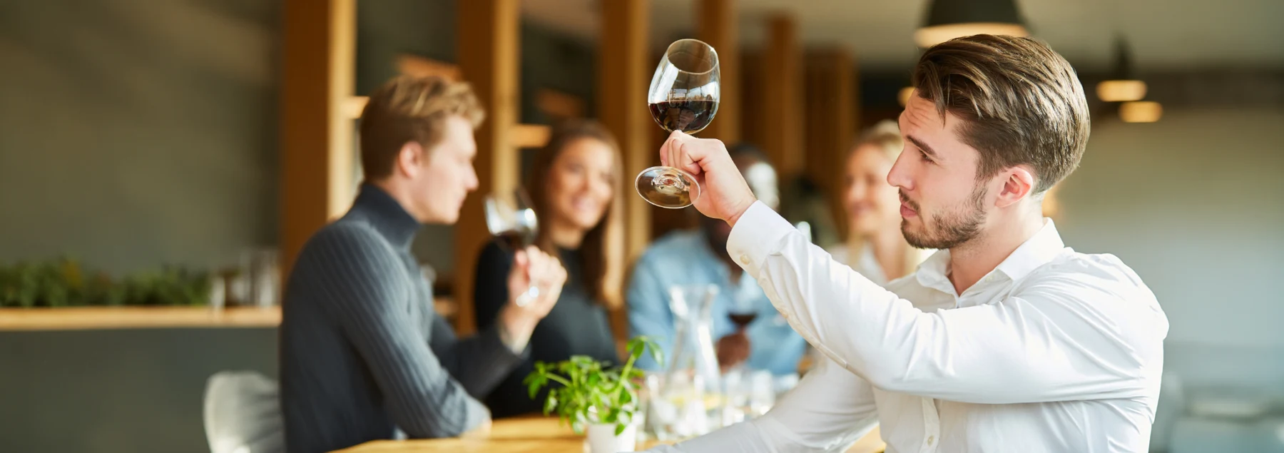 Une dégustation de vin illustrant les expériences proposées par Héritour