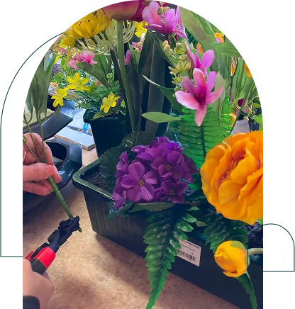 Assemblage d’une composition florale sur le site Idecor.