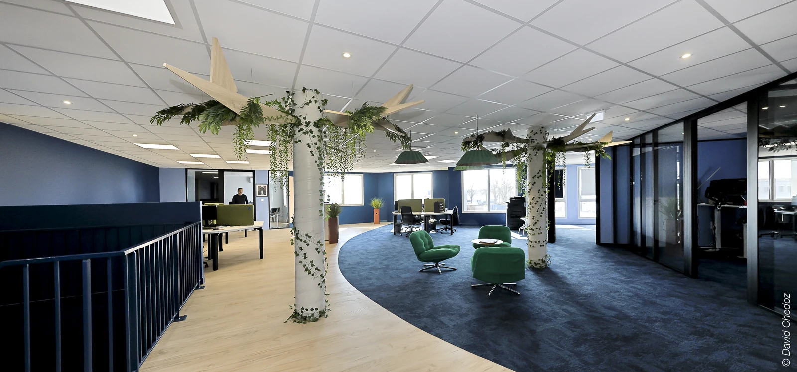 Vue panoramique de l’étage Ektor : circulation, espace détente, mobilier et bureaux vitrés.