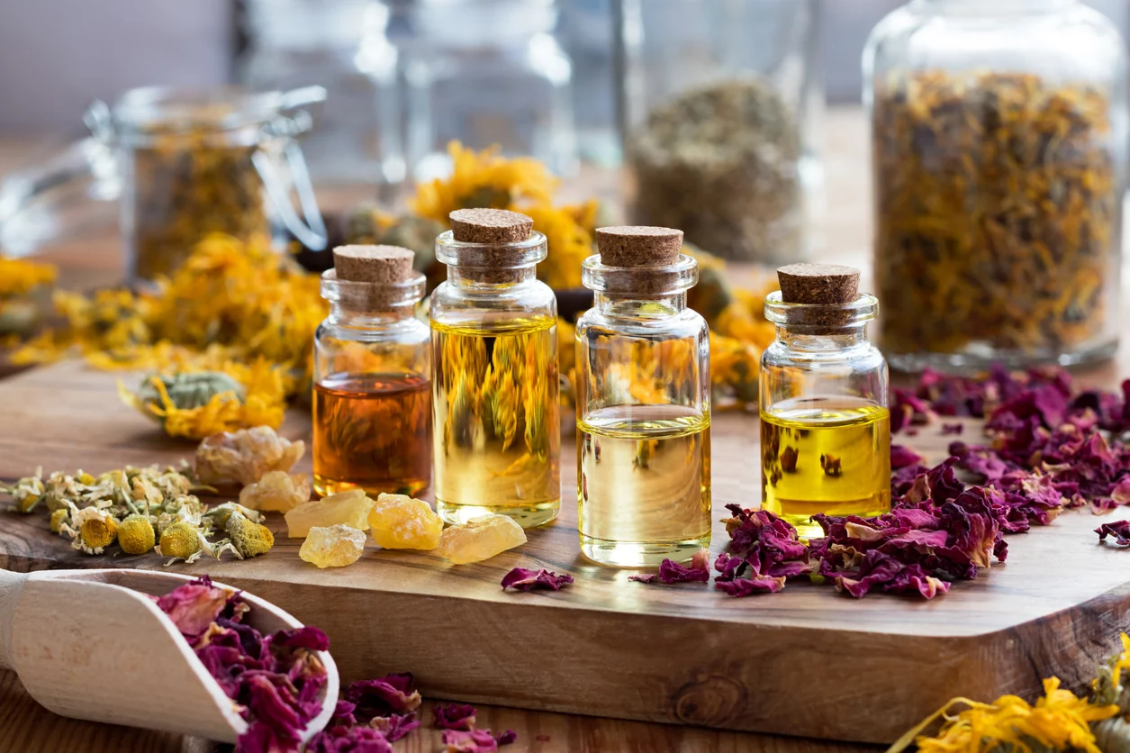 Composition de flacons et fleurs diffusée sur la page de marque
